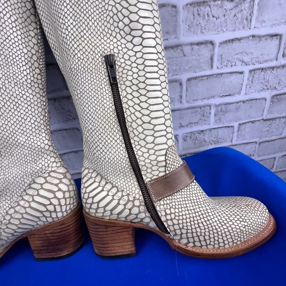 🦅NEW |•FREEBIRD BY STEVEN•| Carson White Snake Knee High Boots Size 8 - Picture 8 of 16